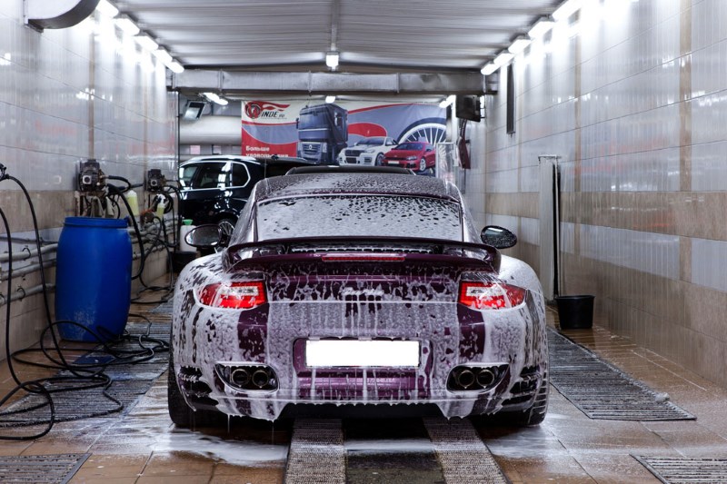 Автомобиль на мойке Автомобиль на мойке
