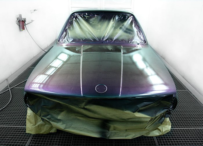 Автомобиль сохнет после покраски Автомобиль сохнет после покраски