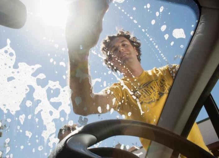 Мытье стекол авто перед нанесением пленки Мытье стекол авто перед нанесением пленки