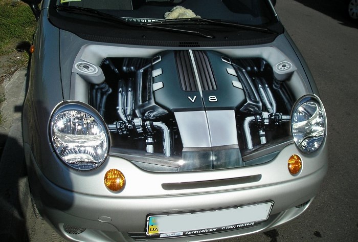 Наклейка на капоте Наклейка на капоте