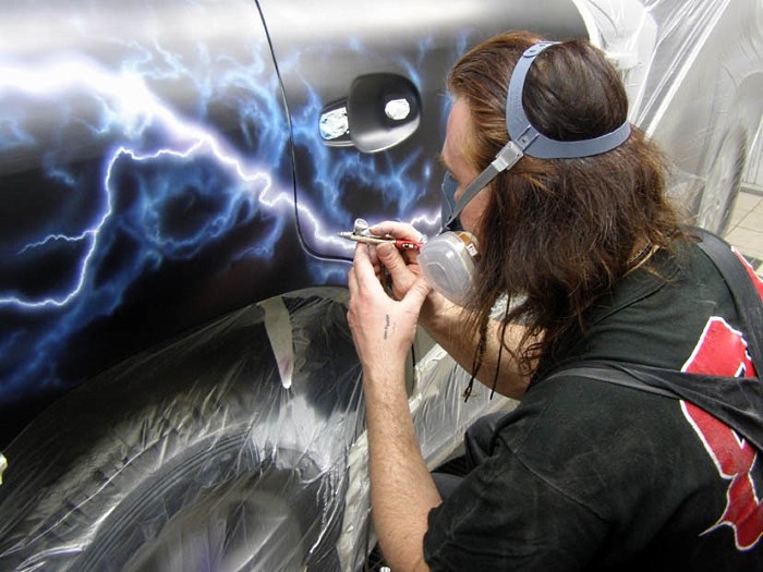 Мастер наносит аэрографию Мастер наносит аэрографию