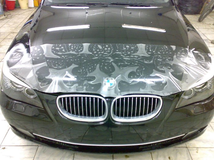 Нанесение пленки на капот авто Нанесение пленки на капот авто