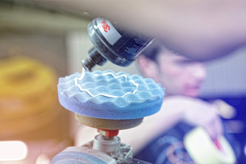 Нанесение полироли на полировальный круг Нанесение полироли на полировальный круг