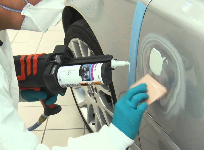 Нанесение шпатлевки на авто Нанесение шпатлевки на авто