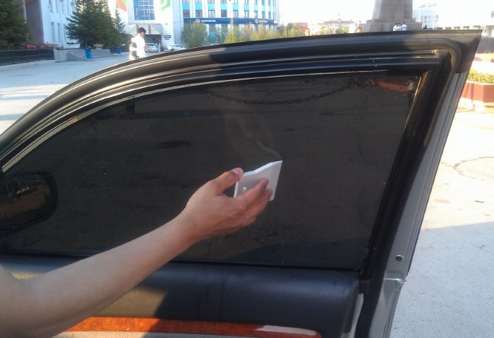 Нанесение тонировки на стекло автомобиля Нанесение тонировки на стекло автомобиля