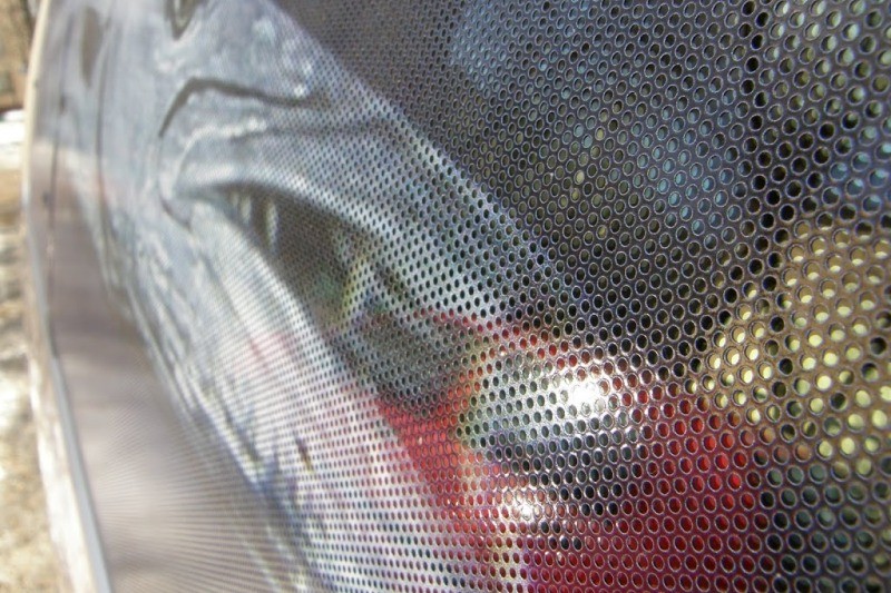 Перфорированная пленка наносится с внешней стороны стекла Перфорированная пленка наносится с внешней стороны стекла