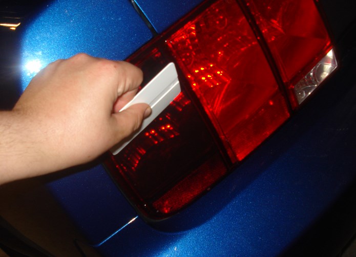 Тонирование заднего фонаря пленкой Тонирование заднего фонаря пленкой