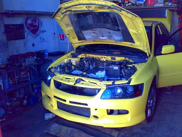 Машина с открытым капотом Машина с открытым капотом