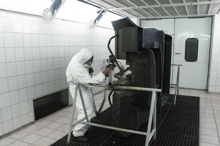 Покраска авто в малярной камере Покраска авто в малярной камере