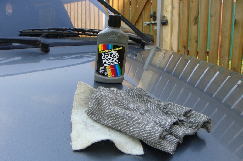 Полироль и тряпки на кузове автомобиля Полироль и тряпки на кузове автомобиля