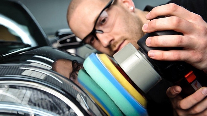 Полировка автомобиля перед нанесением жидкого стекла Полировка автомобиля перед нанесением жидкого стекла