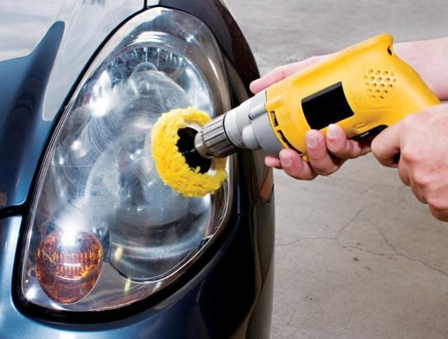Полировка пластиковой фары дрелью Полировка пластиковой фары дрелью
