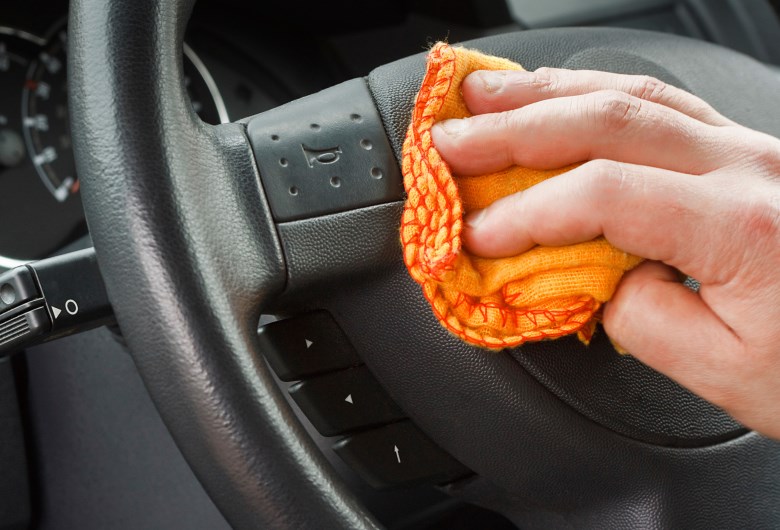 Полировка пластика в салоне авто Полировка пластика в салоне авто