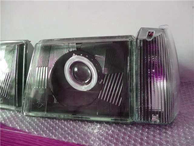 Фара с линзой и отполированным под нее стеклом Фара с линзой и отполированным под нее стеклом