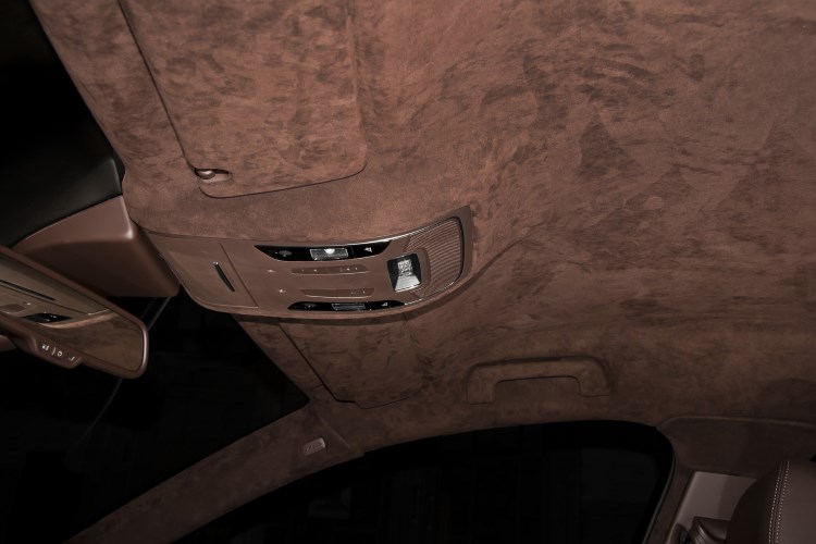 Потолок в салоне авто, отделанный алькантарой Потолок в салоне авто, отделанный алькантарой