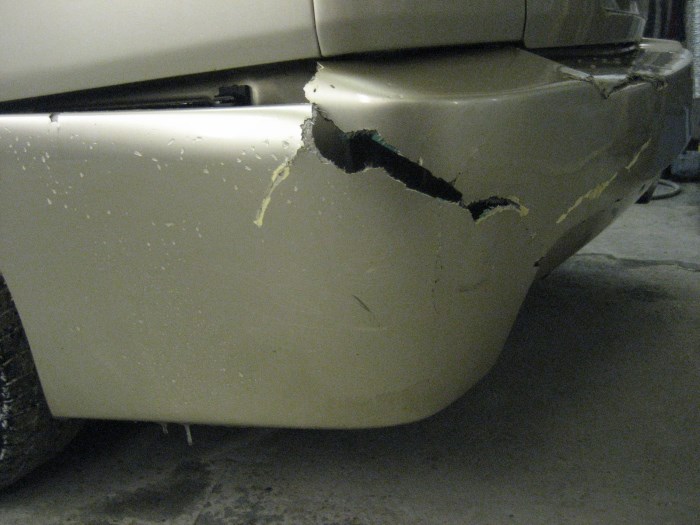 Повреждение бампера Повреждение бампера