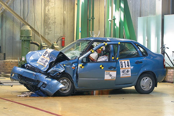 Повреждение передней части авто Повреждение передней части авто