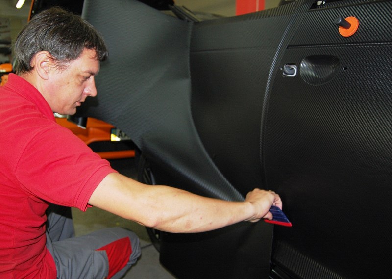 Процесс наклейки карбоновой пленки на авто