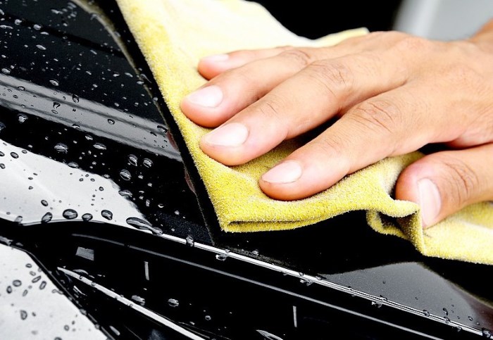 Протирание кузова тряпкой Протирание кузова тряпкой