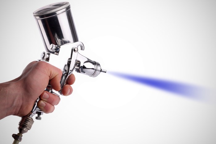 Распыление краски пистолетом Распыление краски пистолетом