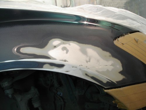 Зашпатлеванное крыло после шлифования Зашпатлеванное крыло после шлифования