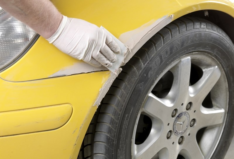 Нанесение шпатлевки на обрабатываемый участок Нанесение шпатлевки на обрабатываемый участок