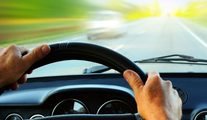 Водитель за рулем, лобовое стекло, дорога Водитель за рулем, лобовое стекло, дорога