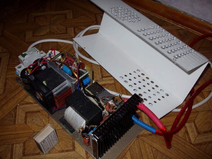 Самодельный сварочный аппарат (вентиляционные отверстия в корпусе) Самодельный сварочный аппарат (вентиляционные отверстия в корпусе)