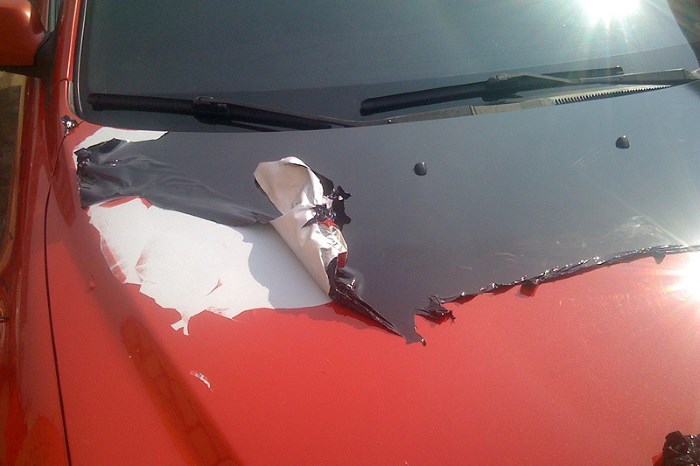 Виниловая пленка поддается повреждениям Виниловая пленка поддается повреждениям