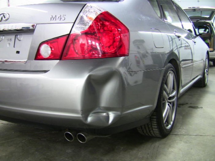 Вмятина на бампере Вмятина на бампере