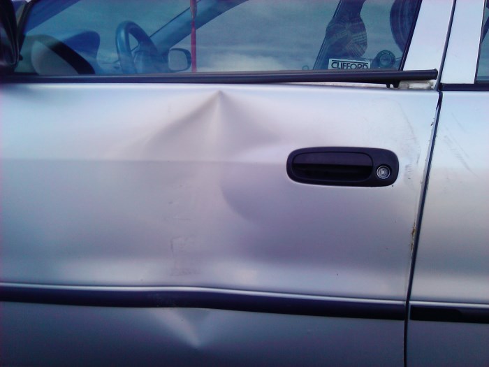 Вмятина на двери машины Вмятина на двери машины