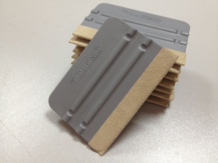 Войлочным ракелем удобно разглаживать пленку по кузову Войлочным ракелем удобно разглаживать пленку по кузову