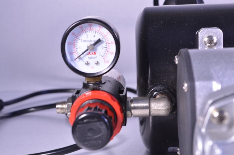 Воздушный фильтр и манометр на компрессоре Jas 1203 Воздушный фильтр и манометр на компрессоре Jas 1203