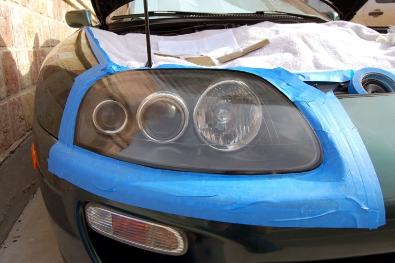 Защита прилегающих участков кузова перед полировкой фар Защита прилегающих участков кузова перед полировкой фар