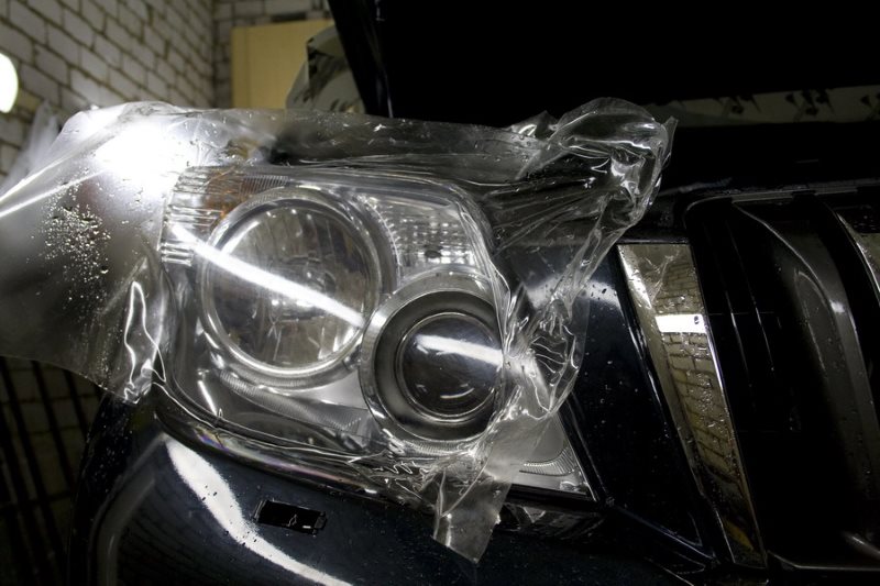 Нанесение защитной пленки на фары Нанесение защитной пленки на фары