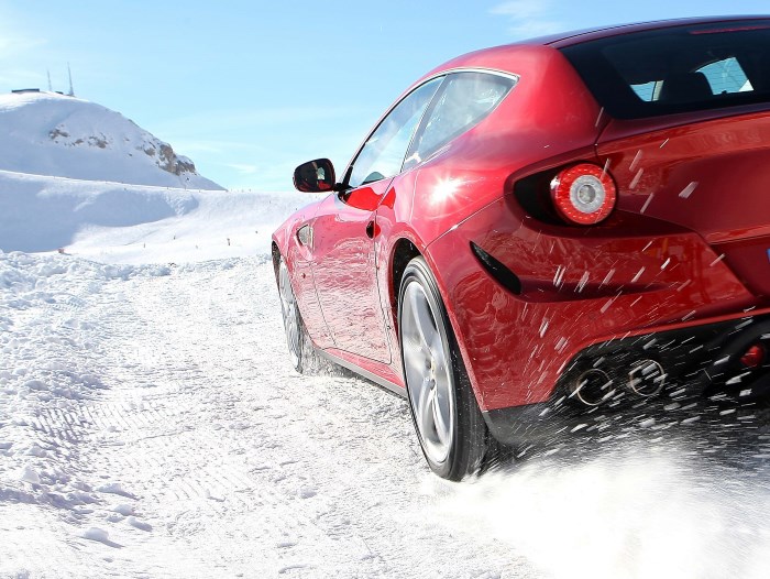 Отполированная машина зимой Отполированная машина зимой